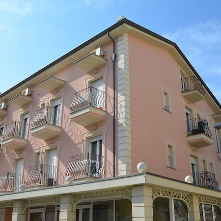 Residence Uno Studio&Suites リミニ エクステリア 写真